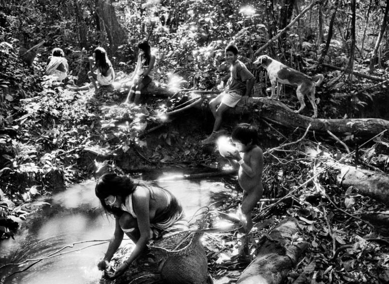 Marubo indigenous people. State of Amazonas, Brazil, 1998. © Sebastião Salgado - Amazônia Bruxelles