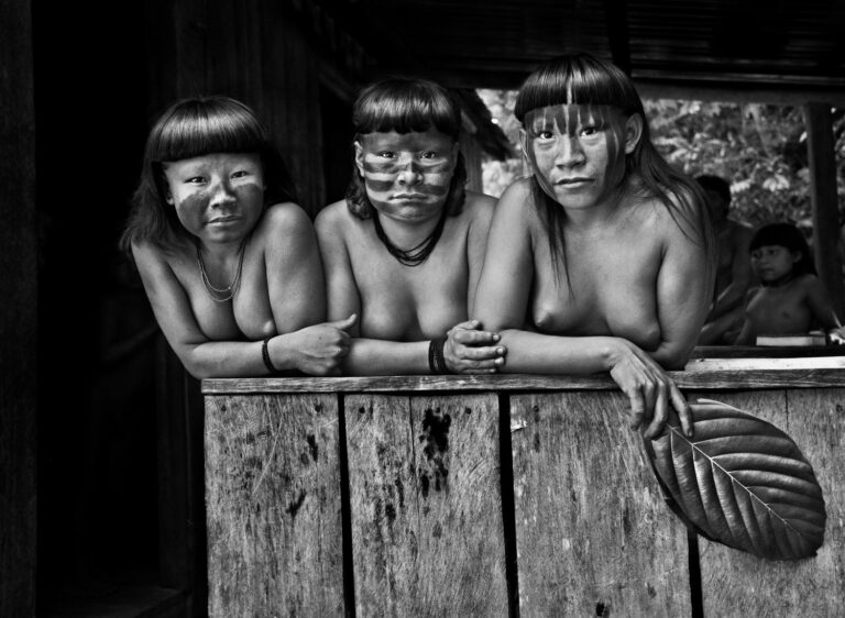 Suruwahá young women. State of Amazonas, Brazil, 2017. © Sebastião Salgado