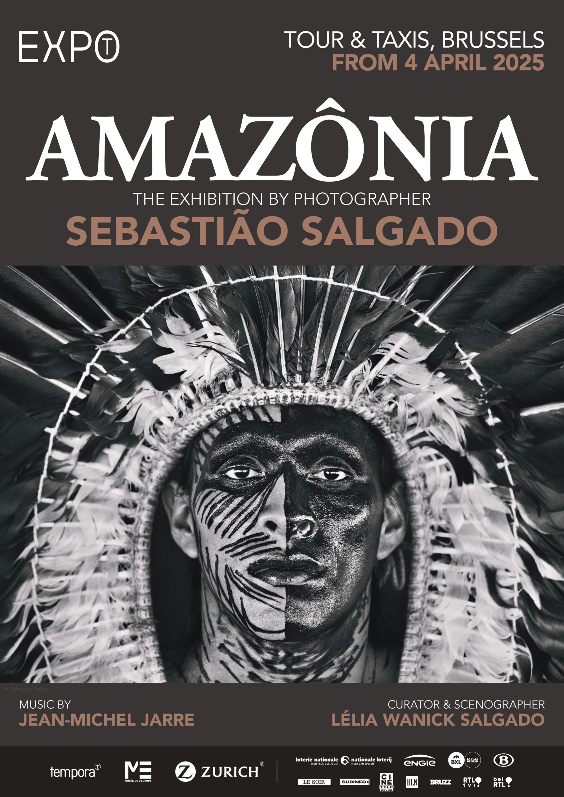 L'affiche de l'exposition Amazônia à Bruxelles. La photo montre un portrait en gros plan d'un indien d'Amazonie, pris par Sebastião Salgado. Au dessus sont présentes les informations pratiques.